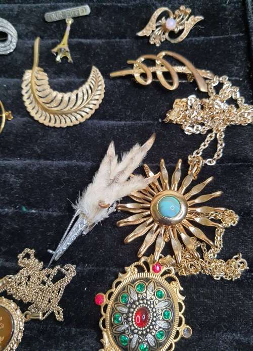 and joblot vintage brooches