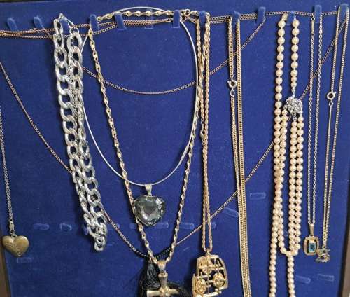 A COLLECTION OF VINTAGE COSTUME NECKLACES