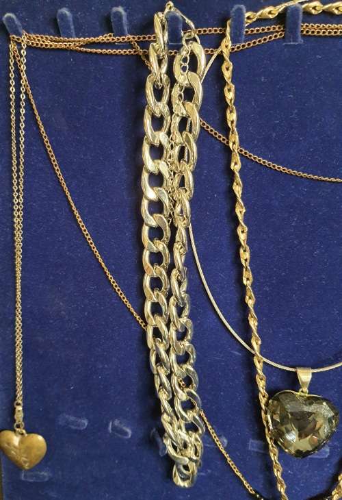 A COLLECTION OF VINTAGE COSTUME NECKLACES