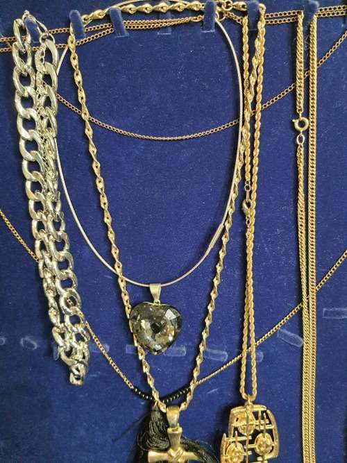 A COLLECTION OF VINTAGE COSTUME NECKLACES