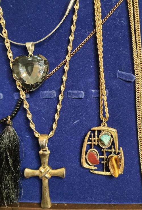 A COLLECTION OF VINTAGE COSTUME NECKLACES