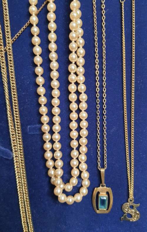 A COLLECTION OF VINTAGE COSTUME NECKLACES