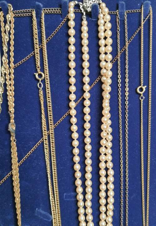 A COLLECTION OF VINTAGE COSTUME NECKLACES