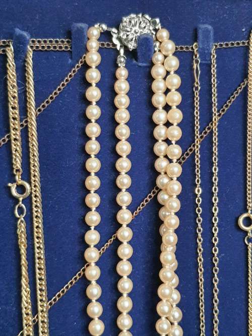 A COLLECTION OF VINTAGE COSTUME NECKLACES