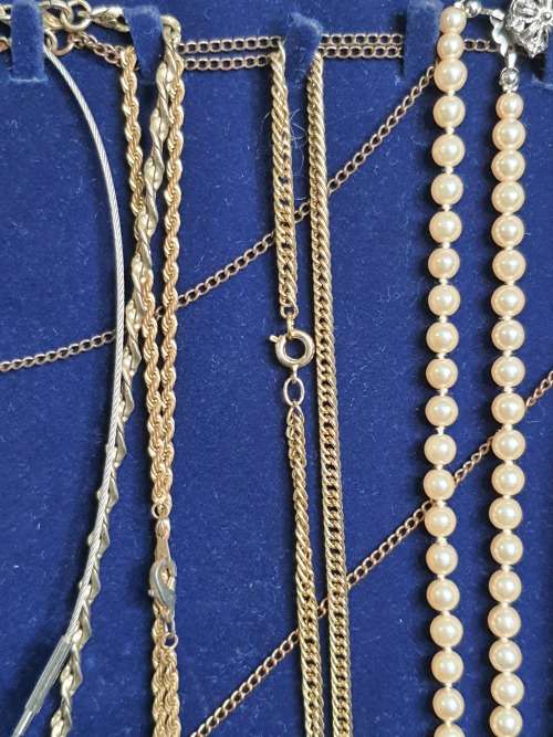 A COLLECTION OF VINTAGE COSTUME NECKLACES