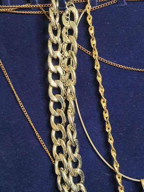 A COLLECTION OF VINTAGE COSTUME NECKLACES