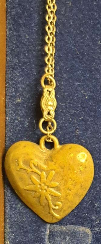A COLLECTION OF VINTAGE COSTUME NECKLACES