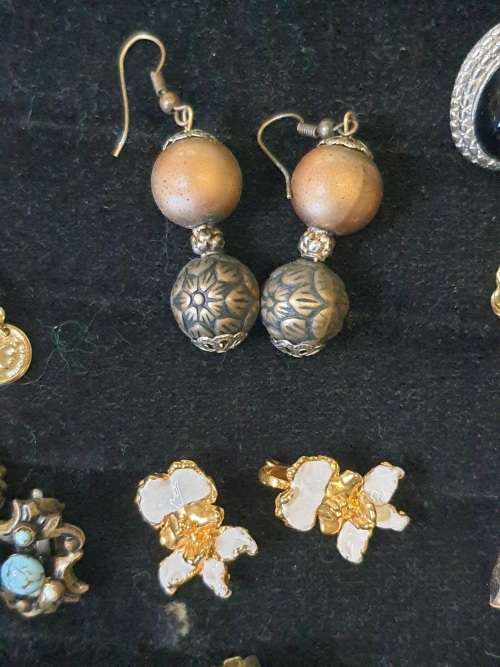 A COLLECTION OF VINTAGE EARRINGS FOR WOMAN SOLD AS IS
