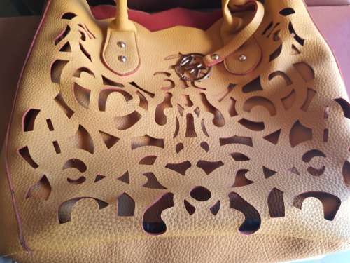 A  BROWN VIRTUALLY BRAND NEW MICHEAL KORES LEATHER TYPE HAND BAG