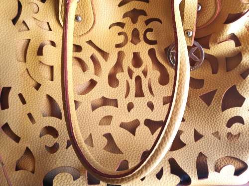 A  BROWN VIRTUALLY BRAND NEW MICHEAL KORES LEATHER TYPE HAND BAG