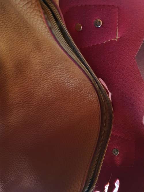 A  BROWN VIRTUALLY BRAND NEW MICHEAL KORES LEATHER TYPE HAND BAG