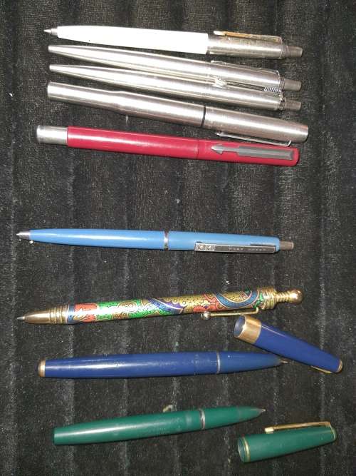 A JOBLOT PARKER ROLLER BALL PENS , PAPER MATE AND FOUNTAIN PENS SOLD AS IS