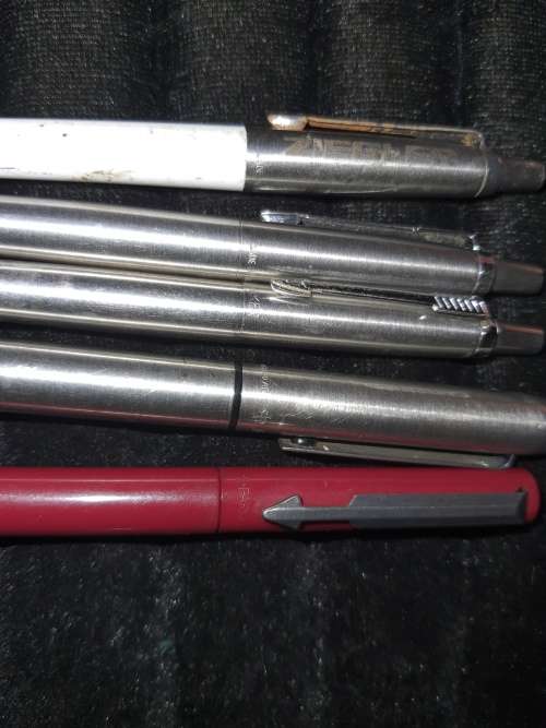 A JOBLOT PARKER ROLLER BALL PENS , PAPER MATE AND FOUNTAIN PENS SOLD AS IS