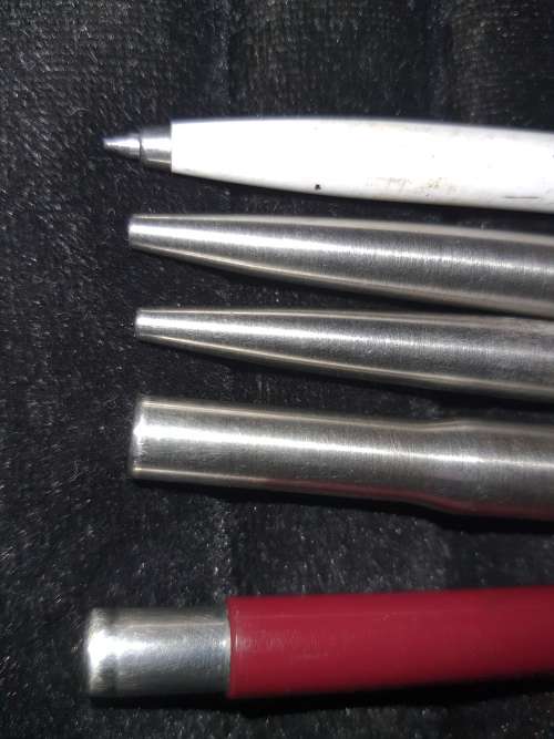 A JOBLOT PARKER ROLLER BALL PENS , PAPER MATE AND FOUNTAIN PENS SOLD AS IS