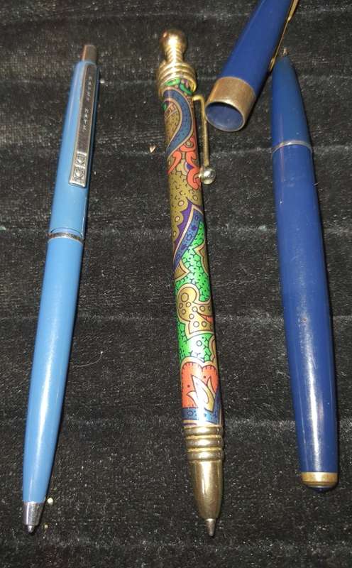 A JOBLOT PARKER ROLLER BALL PENS , PAPER MATE AND FOUNTAIN PENS SOLD AS IS