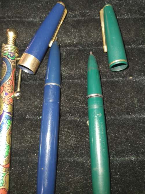 A JOBLOT PARKER ROLLER BALL PENS , PAPER MATE AND FOUNTAIN PENS SOLD AS IS
