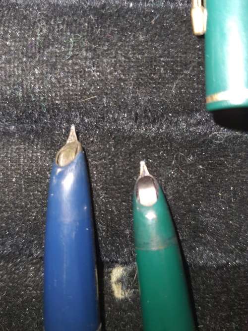 A JOBLOT PARKER ROLLER BALL PENS , PAPER MATE AND FOUNTAIN PENS SOLD AS IS