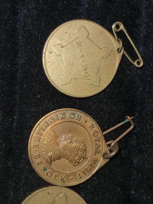 A COLLECTION OF MILITARY INSIGNIA AND OTHER BADGES SOLD AS IS