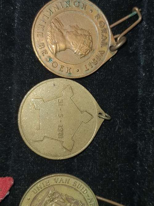 A COLLECTION OF MILITARY INSIGNIA AND OTHER BADGES SOLD AS IS