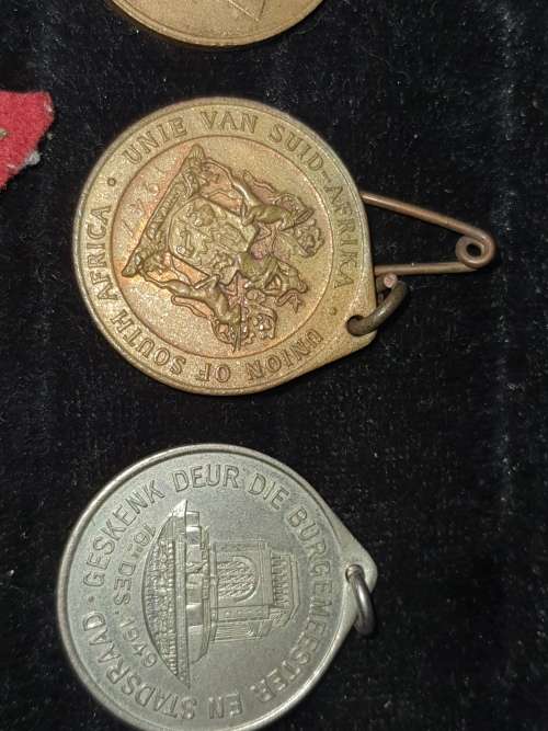 A COLLECTION OF MILITARY INSIGNIA AND OTHER BADGES SOLD AS IS