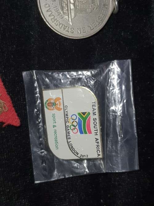 A COLLECTION OF MILITARY INSIGNIA AND OTHER BADGES SOLD AS IS