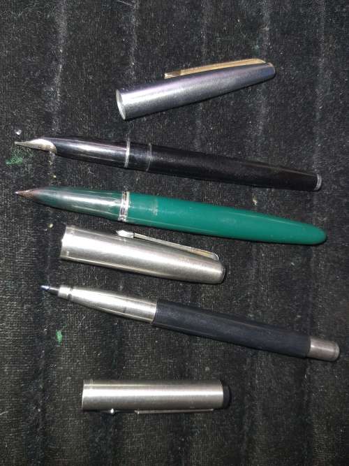 A COLLECTION OF FOUNTAIN PENS AND A ROLLER BALL PEN SOLD AS IS