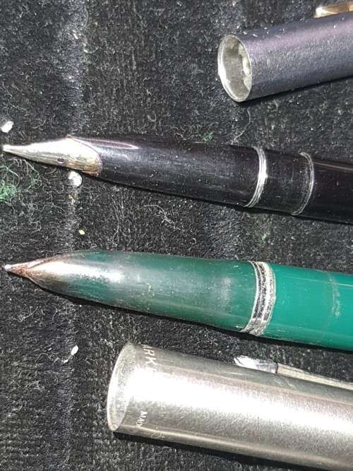 A COLLECTION OF FOUNTAIN PENS AND A ROLLER BALL PEN SOLD AS IS