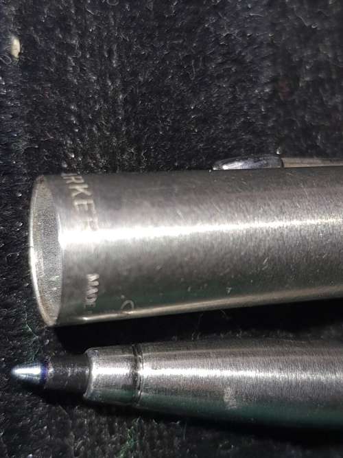 A COLLECTION OF FOUNTAIN PENS AND A ROLLER BALL PEN SOLD AS IS