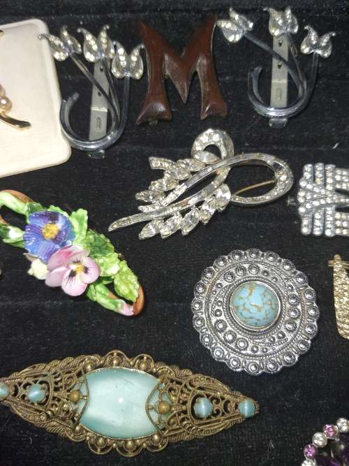 A COLLECTION OF VINTAGE FANCY MIXED SEMI PRECIUOS AND SIMULATED STON BROOCHES