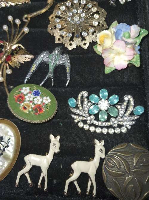 A COLLECTION OF VINTAGE FANCY MIXED SEMI PRECIUOS AND SIMULATED STON BROOCHES