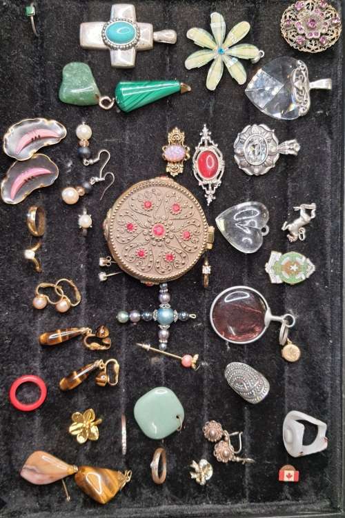 A VINTAGE JOBLOT MIXED JEWELRY SOLD AS IS