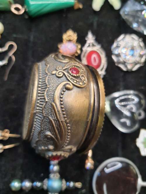 A VINTAGE JOBLOT MIXED JEWELRY SOLD AS IS