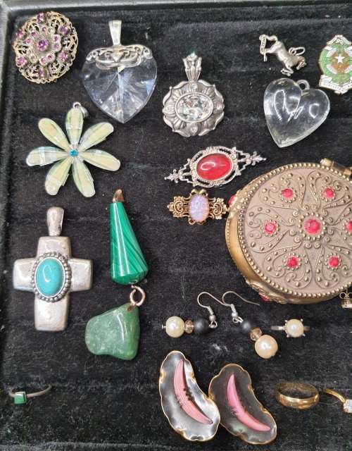 A VINTAGE JOBLOT MIXED JEWELRY SOLD AS IS