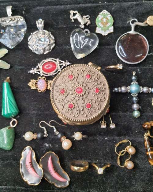 A VINTAGE JOBLOT MIXED JEWELRY SOLD AS IS