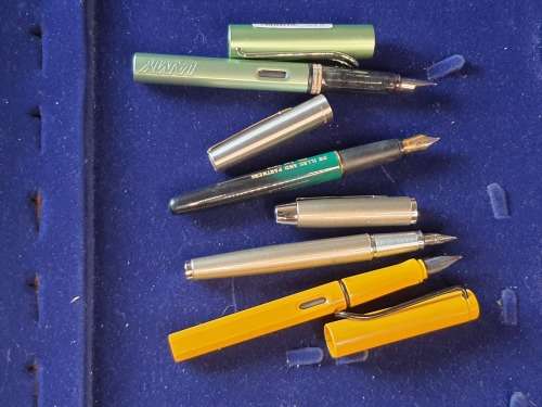 A COLLECTION OF 4 FOUNTAIN PENS SOLD AS IS