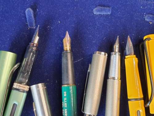 A COLLECTION OF 4 FOUNTAIN PENS SOLD AS IS