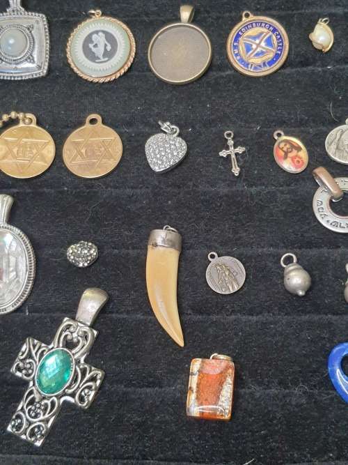 A VINTAGE COLLECTION OF PENDANTS SOLD AS IS