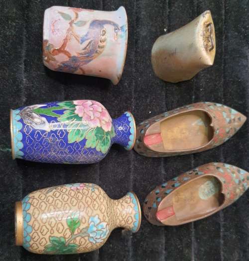 A COLLECTION OF BRASS ORMENTS SOLD AS IS
