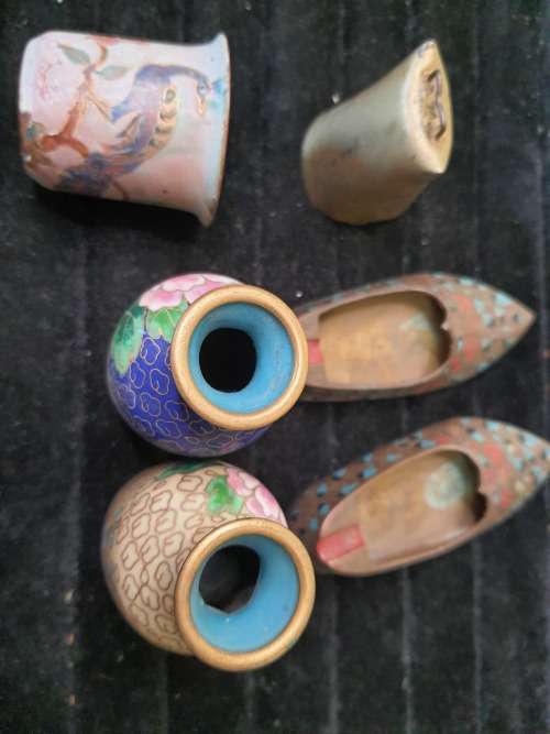 A COLLECTION OF BRASS ORMENTS SOLD AS IS