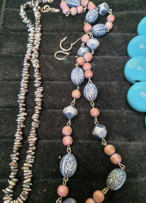 A COLLECTION OF VINTAGE JEWELRY SOLD AS IS