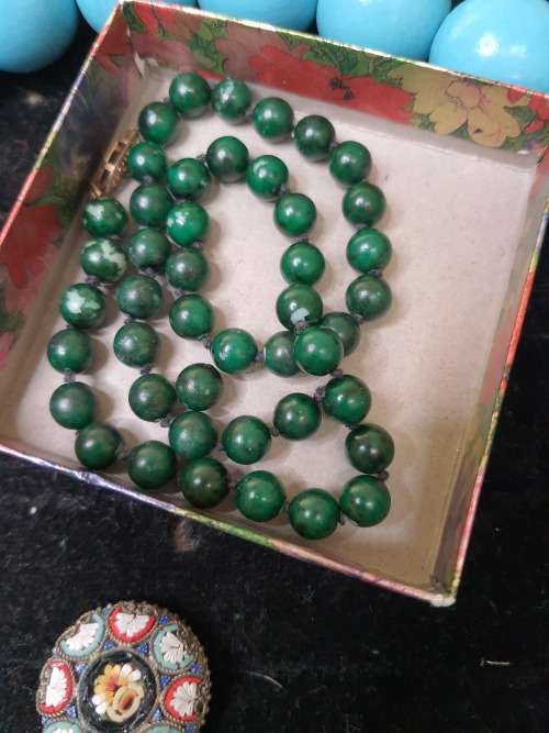 A COLLECTION OF VINTAGE JEWELRY SOLD AS IS