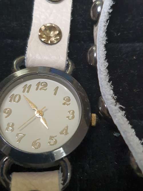 A COLLECTION OF VINTAGE WOMANS WATCHES