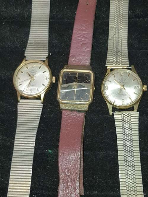 A COLLECTION OF VINTAGE MENS WATCHES