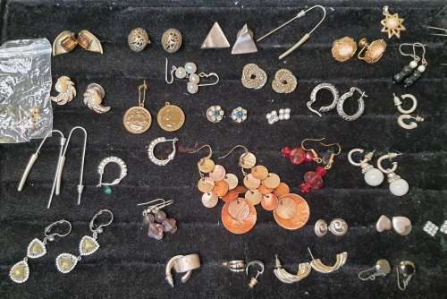 A COLLECTION OF VINTAGE STUD AND DROP EARRINGS SOLD AS IS