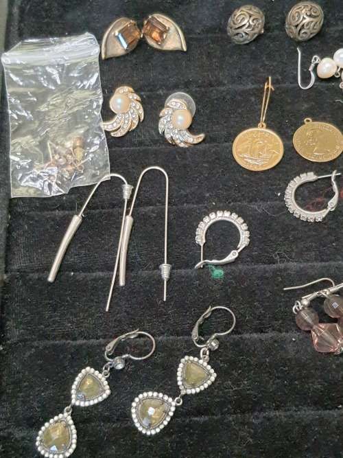 A COLLECTION OF VINTAGE STUD AND DROP EARRINGS SOLD AS IS