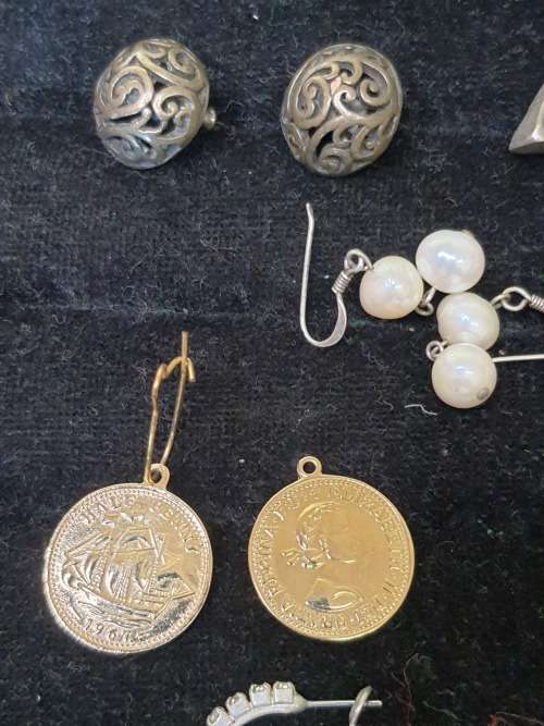 A COLLECTION OF VINTAGE STUD AND DROP EARRINGS SOLD AS IS