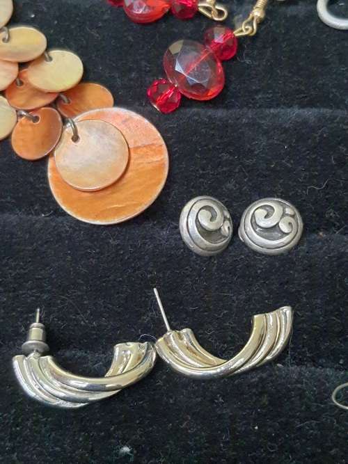 A COLLECTION OF VINTAGE STUD AND DROP EARRINGS SOLD AS IS