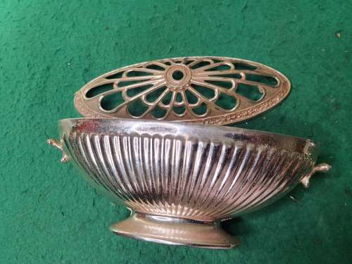 A SILVER PLATED VINTAGE POTPURI BOWL SOLD AS IS