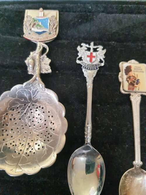 A COLLECTION OF 12 VINTAGE SOUVENIR SPOONS SOLD AS IS