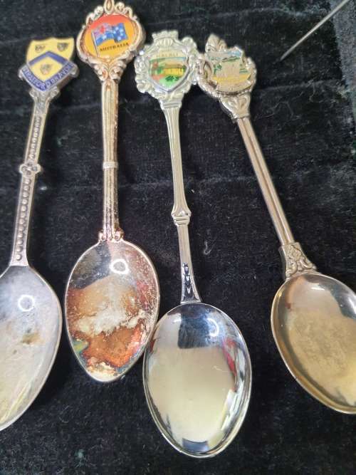 A COLLECTION OF 12 VINTAGE SOUVENIR SPOONS SOLD AS IS
